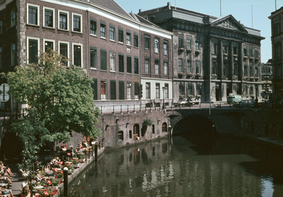 22273 Gezicht op het Stadhuis (Stadhuisbrug 1) en de Oudegracht te Utrecht.